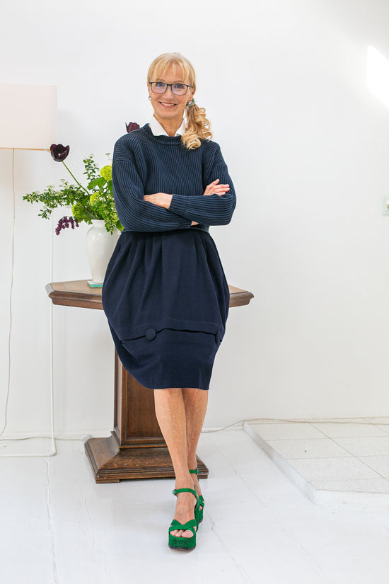 70-31 AURA Skirt with a softly ballooned silhouette and built-in pleats