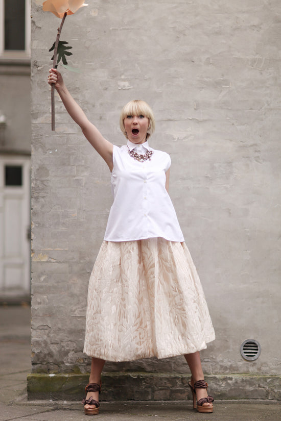 05-2 BRISA Sleeveless blouse with pointy collar