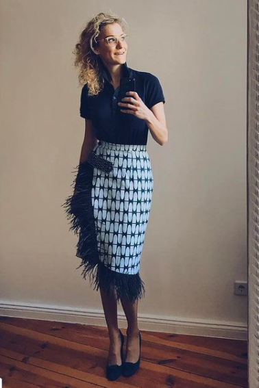 28-5 ANGLED Asymmetrical skirt with (button) tab and optional feather trim