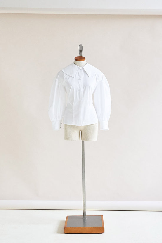 48-6 Blouse with an oversized collar and pearl buttons